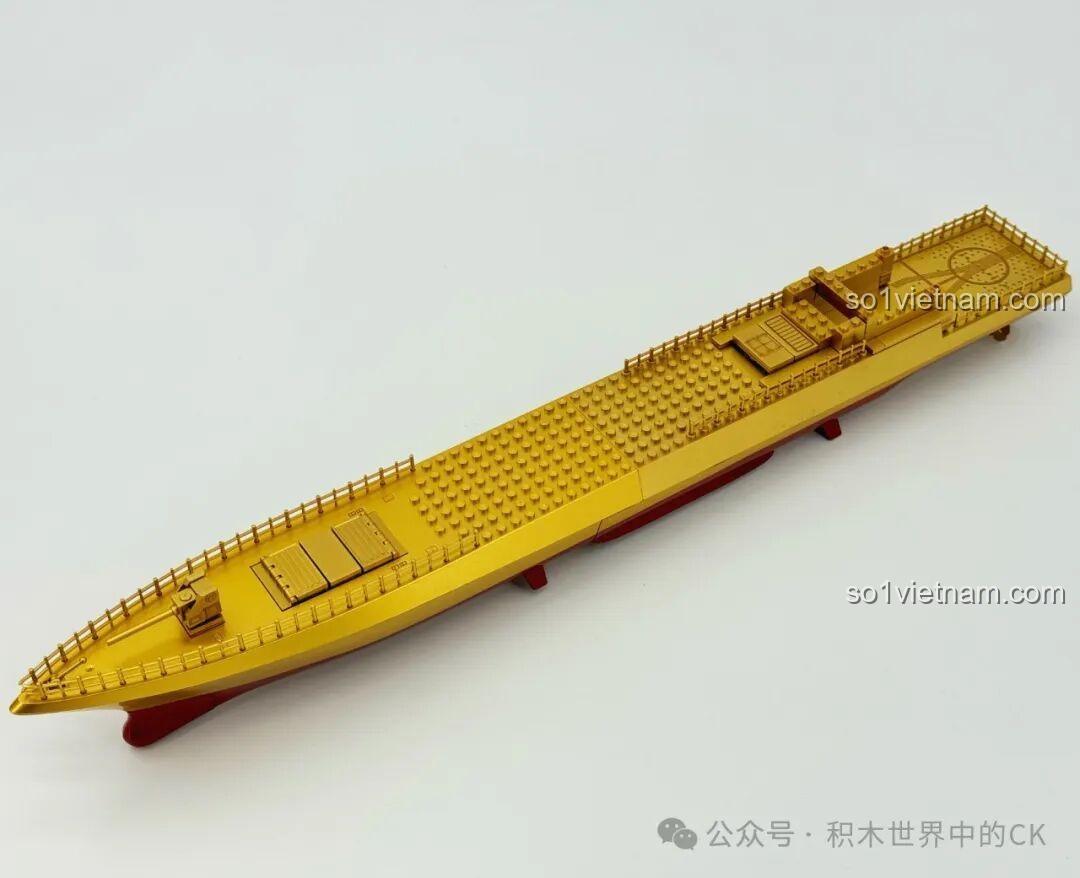 Phần thân tàu cơ bản của ZHEGAO 653006 Tàu Khu Trục Type 055 Phiên Bản Vàng đang được lắp ráp, với màu đỏ và vàng nổi bật.