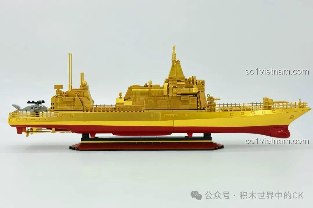 Toàn cảnh mô hình ZHEGAO 653006 Tàu Khu Trục Type 055 Phiên Bản Vàng nhìn từ bên hông, thể hiện đầy đủ chiều dài.