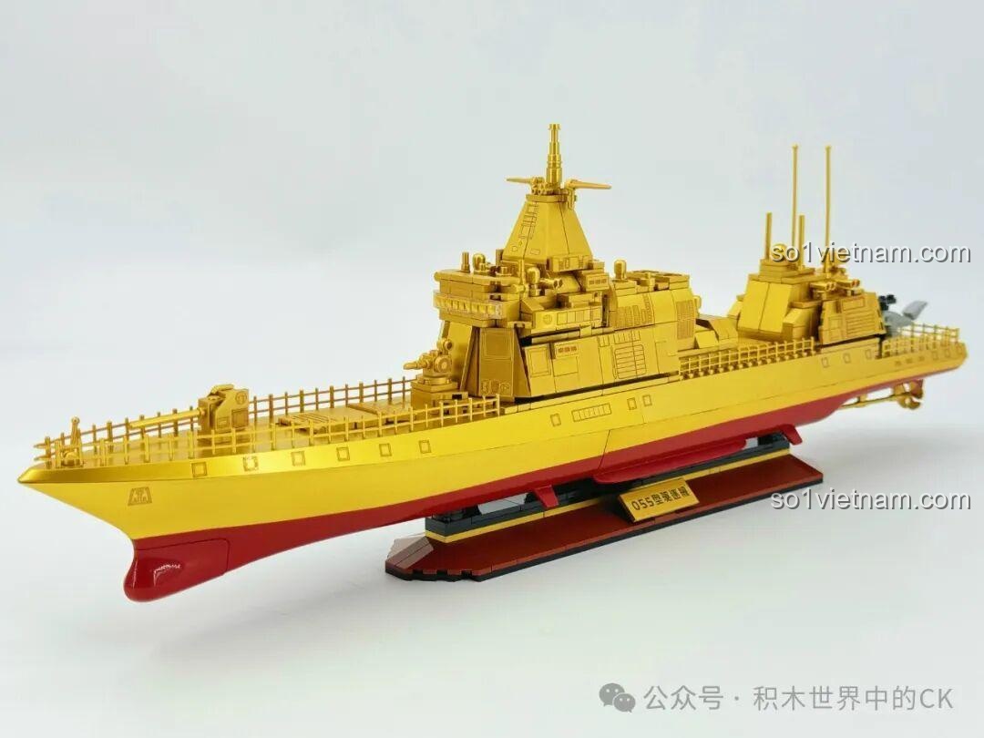 Mô hình ZHEGAO 653006 Tàu Khu Trục Type 055 Phiên Bản Vàng hoàn chỉnh đặt trên đế trưng bày, nhìn từ bên hông.