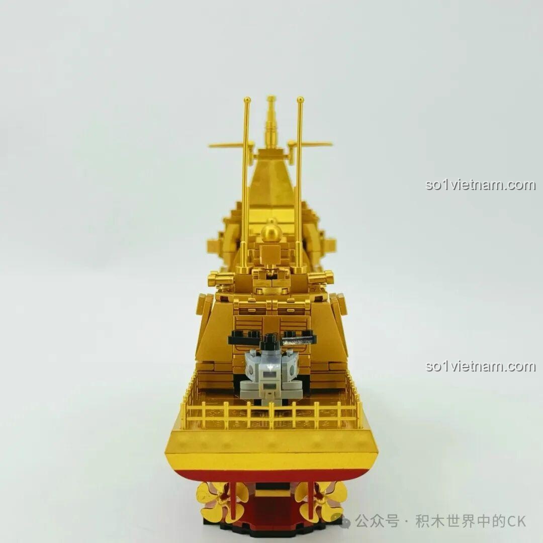 Mô hình ZHEGAO 653006 Tàu Khu Trục Type 055 Phiên Bản Vàng nhìn từ phía sau, thể hiện các chi tiết đuôi tàu và trực thăng.