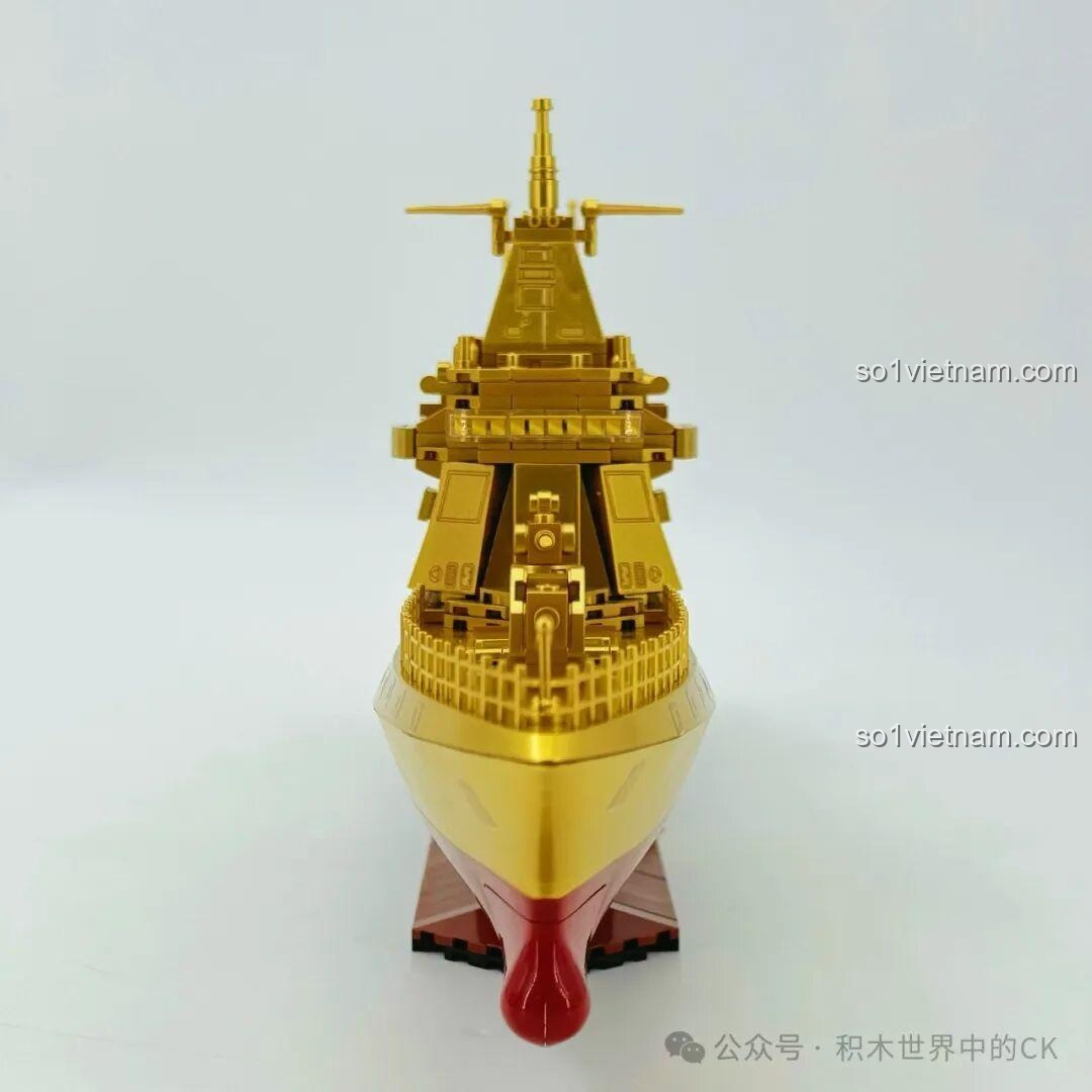 Mô hình ZHEGAO 653006 Tàu Khu Trục Type 055 Phiên Bản Vàng nhìn trực diện từ phía trước, thể hiện sự đối xứng.