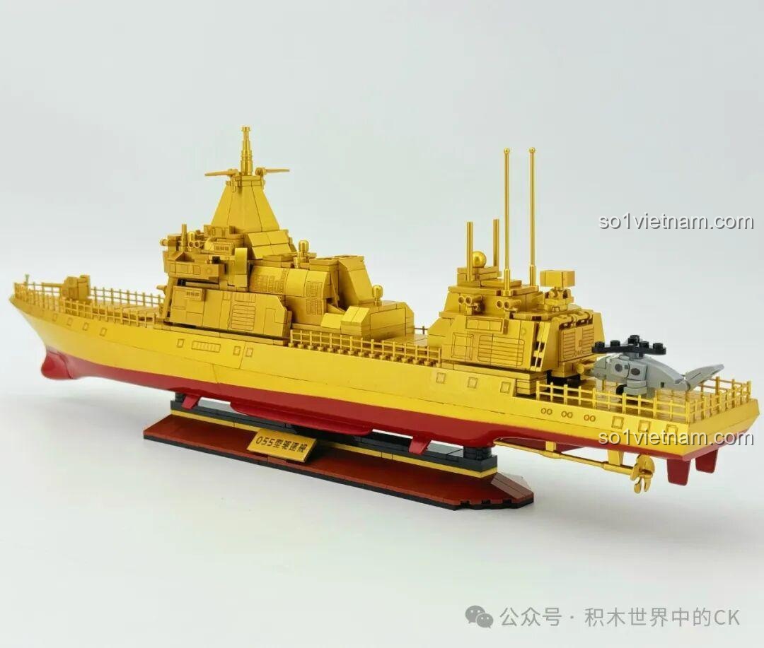 Mô hình ZHEGAO 653006 Tàu Khu Trục Type 055 Phiên Bản Vàng hoàn chỉnh với trực thăng đặt ở đuôi tàu.