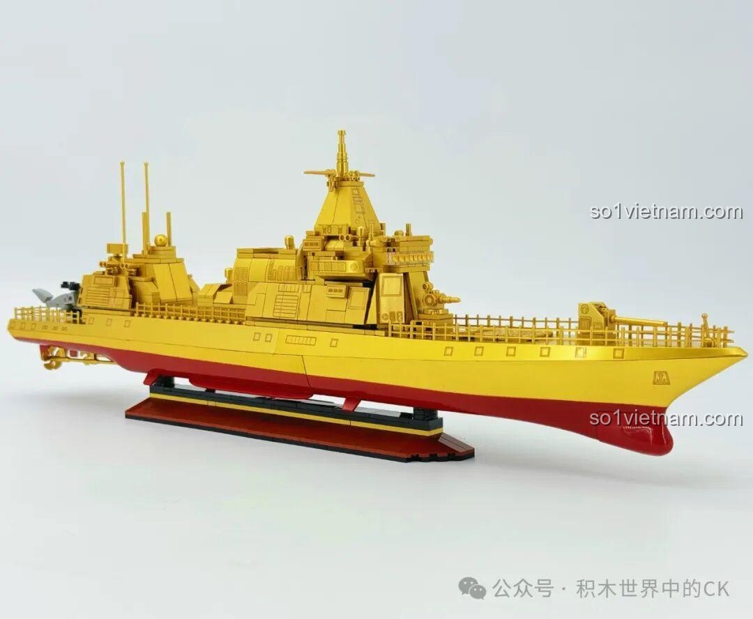 Mô hình ZHEGAO 653006 Tàu Khu Trục Type 055 Phiên Bản Vàng hoàn chỉnh, góc nhìn phía trước, nhấn mạnh các chi tiết boong tàu.