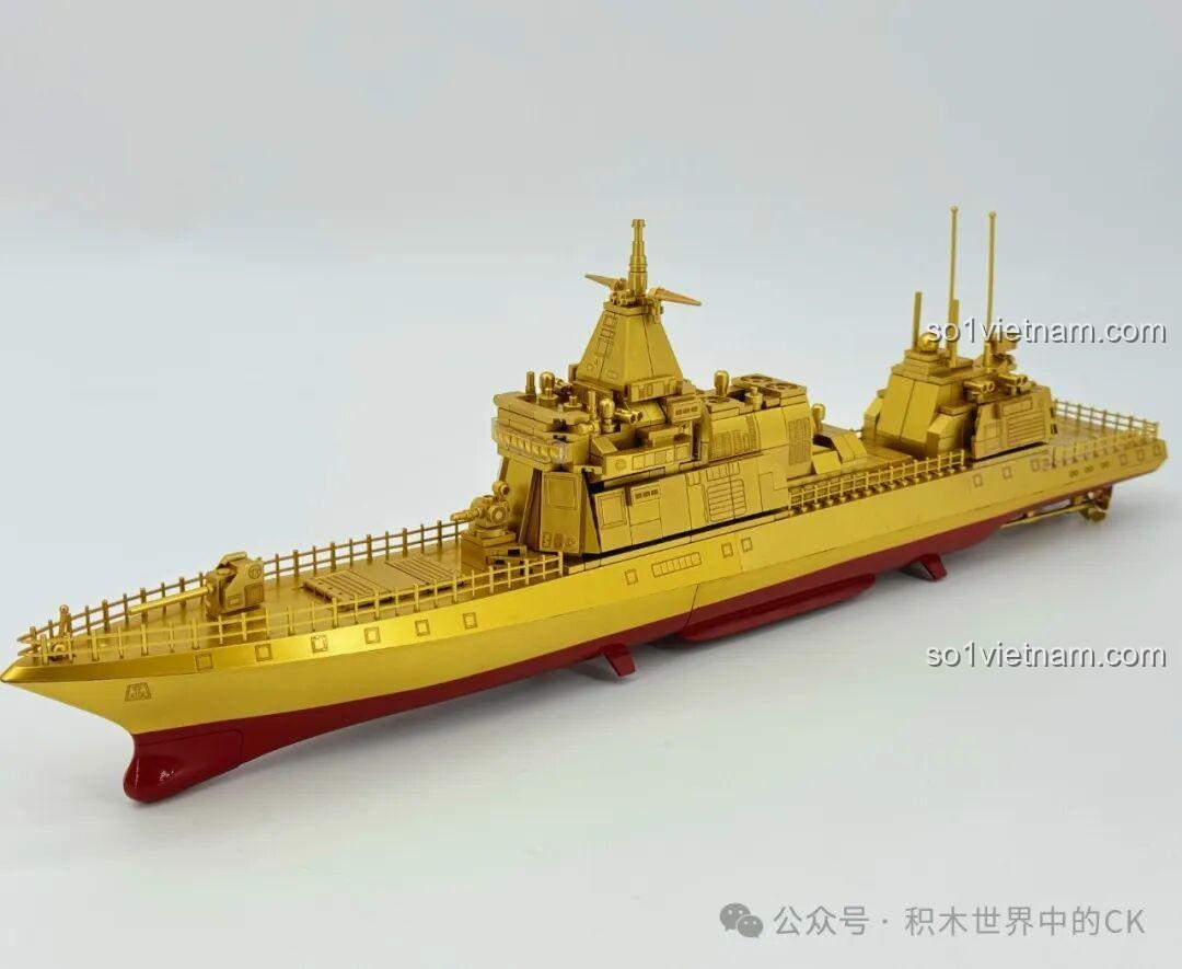 Mô hình hoàn chỉnh ZHEGAO 653006 Tàu Khu Trục Type 055 Phiên Bản Vàng, nhìn từ góc phía trước, nổi bật với màu vàng sang trọng.