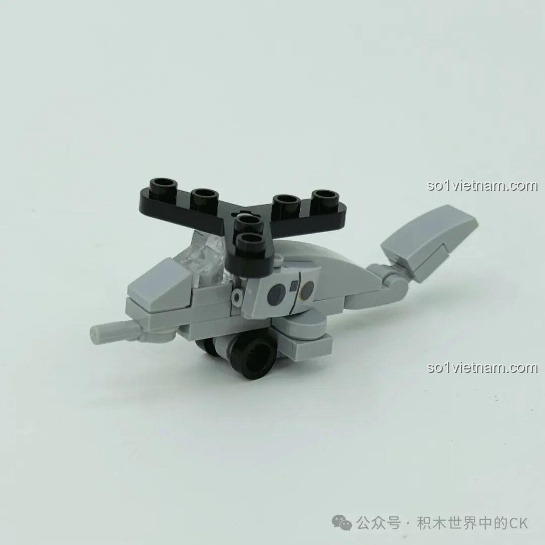 Mô hình trực thăng nhỏ đi kèm với bộ ZHEGAO 653006 Tàu Khu Trục Type 055 Phiên Bản Vàng, chi tiết đáng yêu.