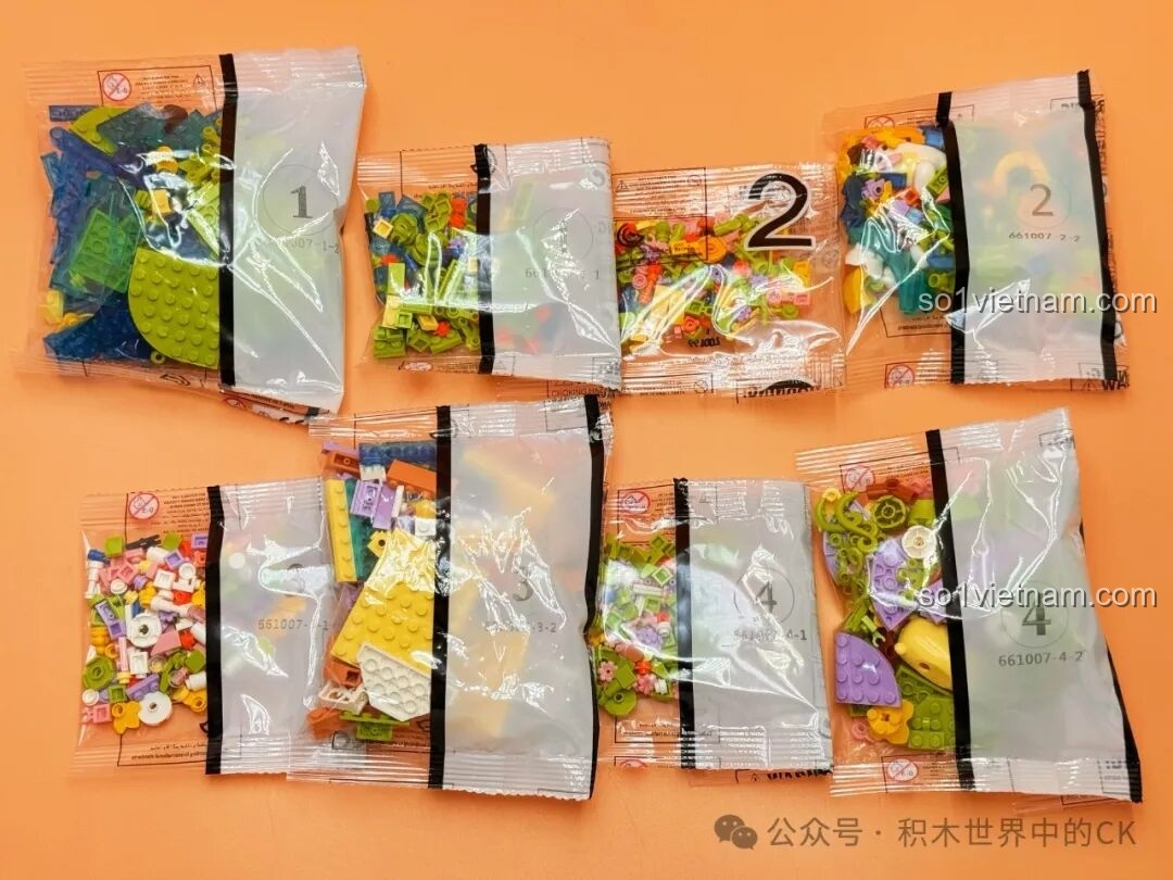 Bước đầu tiên lắp ráp phần đế xanh của bộ ZHEGAO 661007 