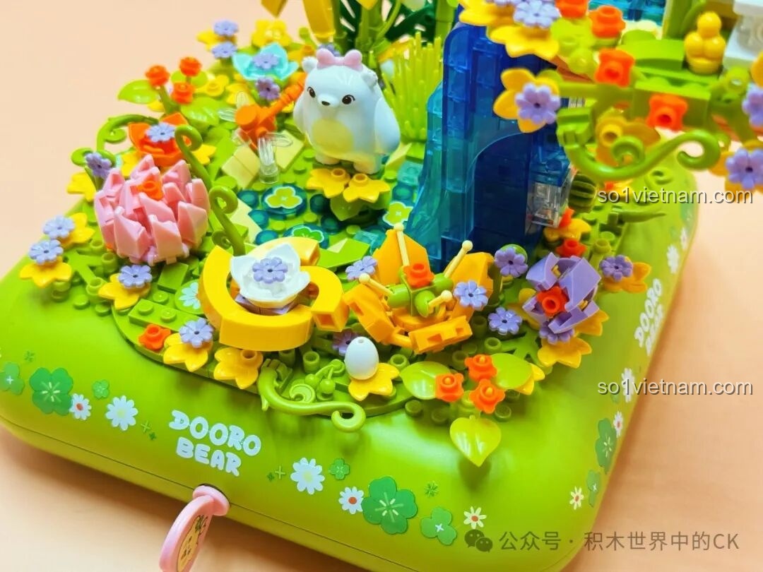 Mặt sau của cặp đôi Gấu Vàng và Gấu Trắng