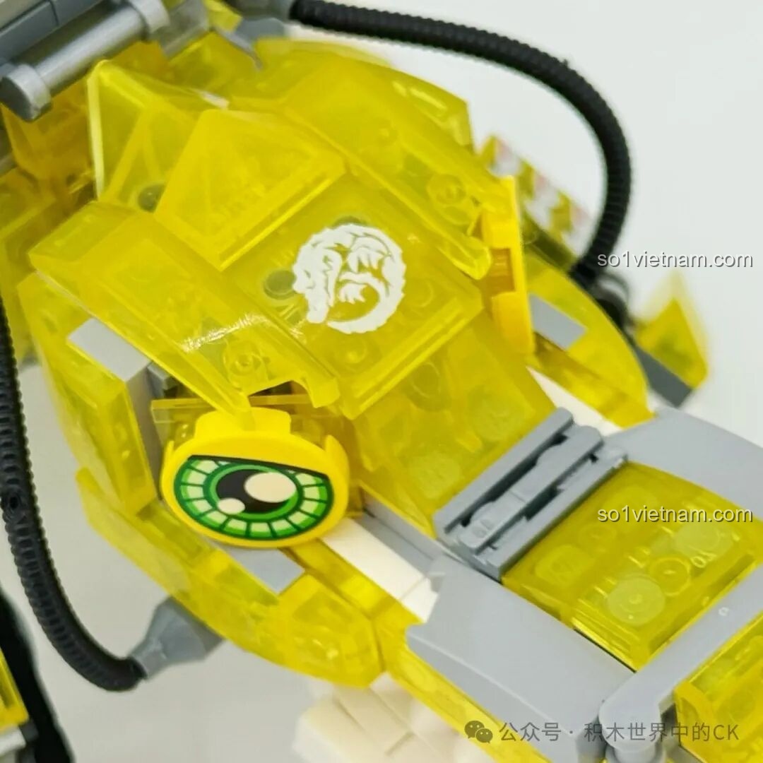 Chi tiết mắt xanh lá và phần đầu của mô hình Cá Sấu Vàng Hung Tợn ZHEGAO 662000, với các mảnh ghép trong suốt.