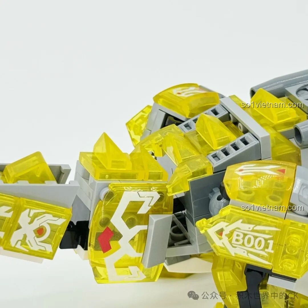 Chi tiết thân và hàm răng của mô hình Cá Sấu Vàng Hung Tợn ZHEGAO 662000, với các mảnh ghép trong suốt.