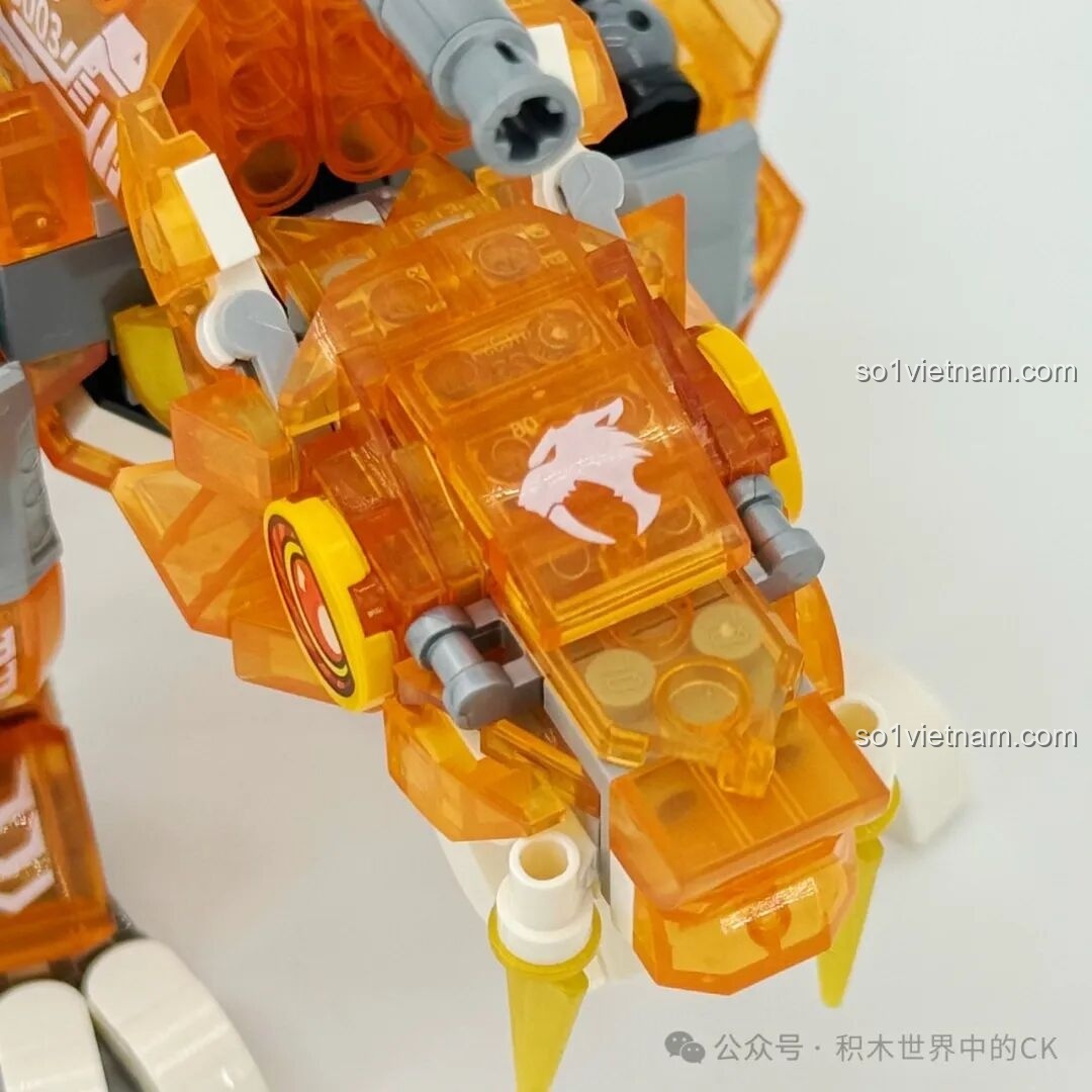 Chi tiết đầu và răng kiếm của mô hình Hổ Răng Kiếm Hoang Dã ZHEGAO 662000, với mắt cơ khí.