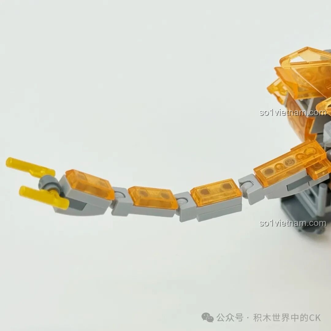 Chi tiết đuôi linh hoạt của mô hình Hổ Răng Kiếm Hoang Dã ZHEGAO 662000, các mảnh ghép khớp nối.