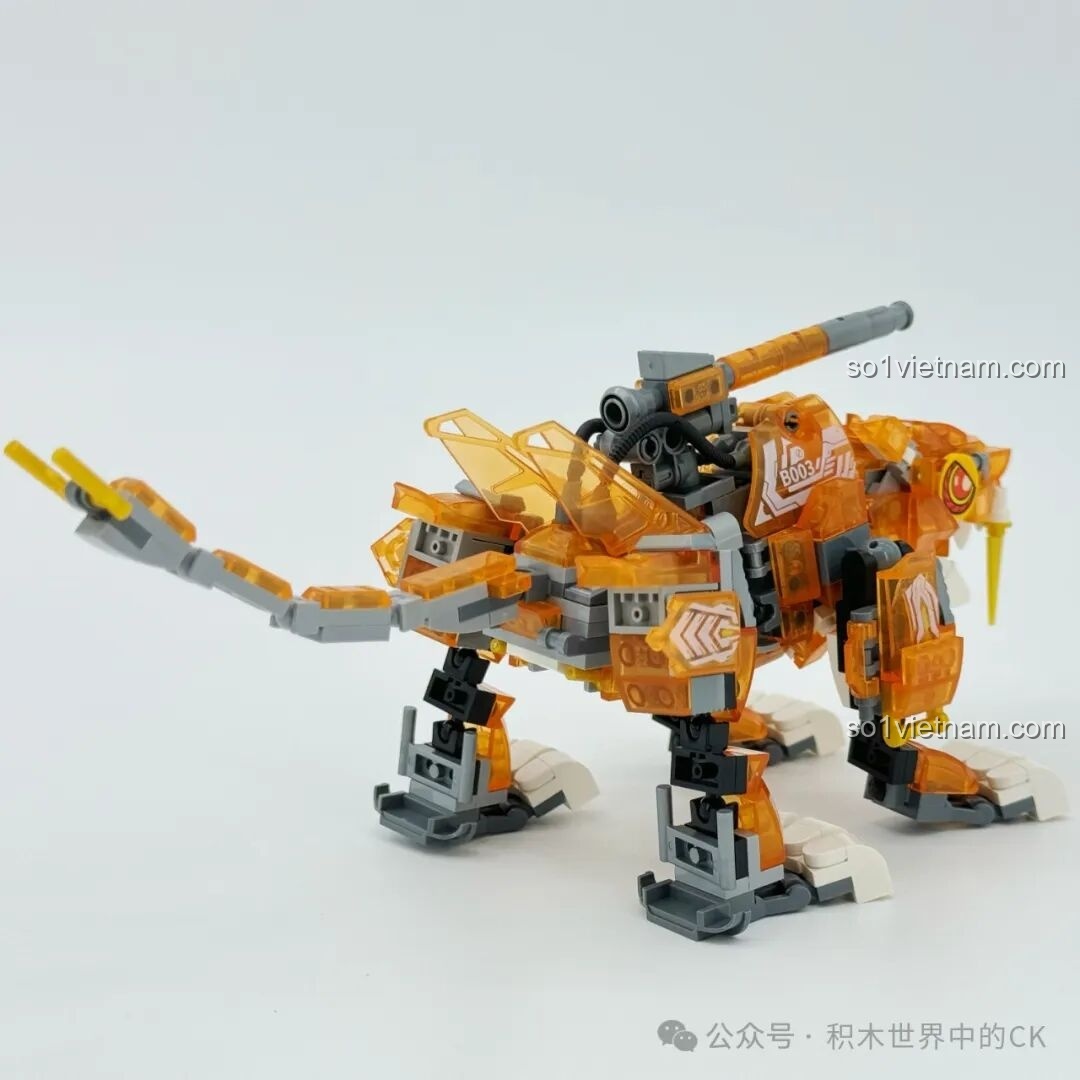 Mô hình Hổ Răng Kiếm Hoang Dã ZHEGAO 662000 góc nghiêng, thể hiện chi tiết đuôi và khẩu pháo.