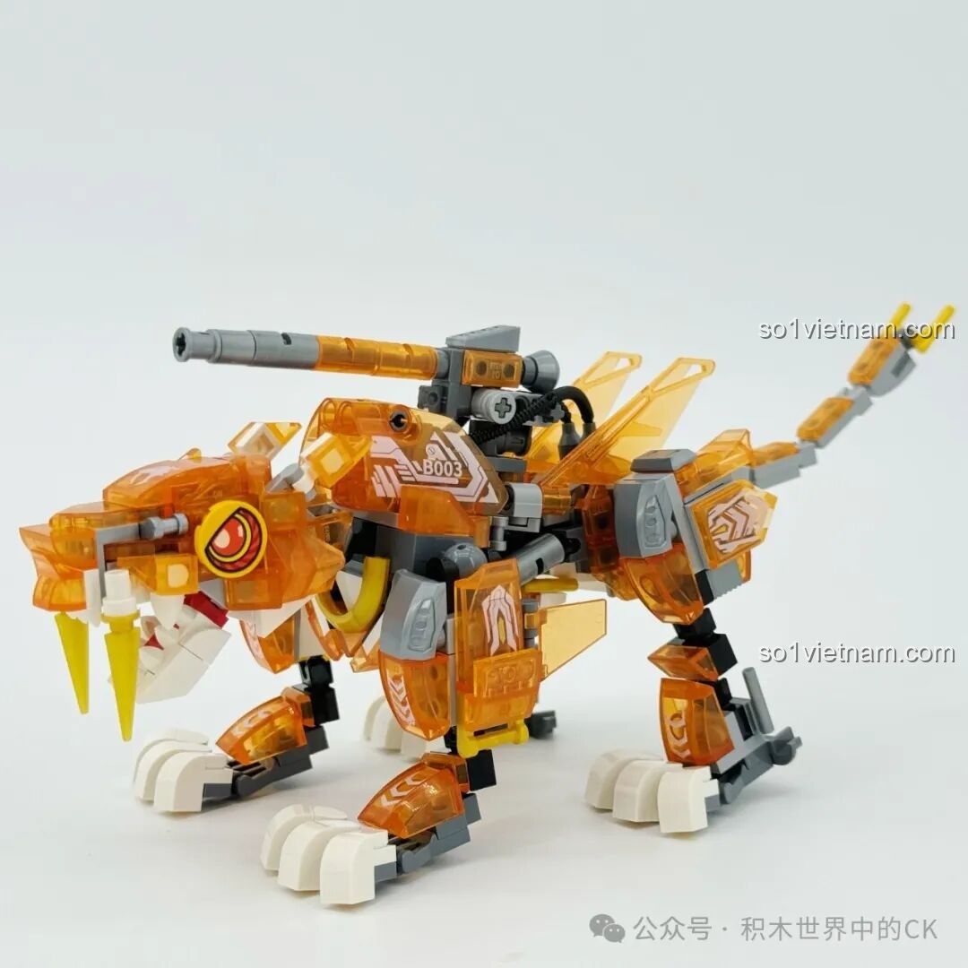 Mô hình Hổ Răng Kiếm Hoang Dã ZHEGAO 662000 đã lắp ráp hoàn chỉnh, màu cam hổ phách, có khẩu pháo trên lưng.