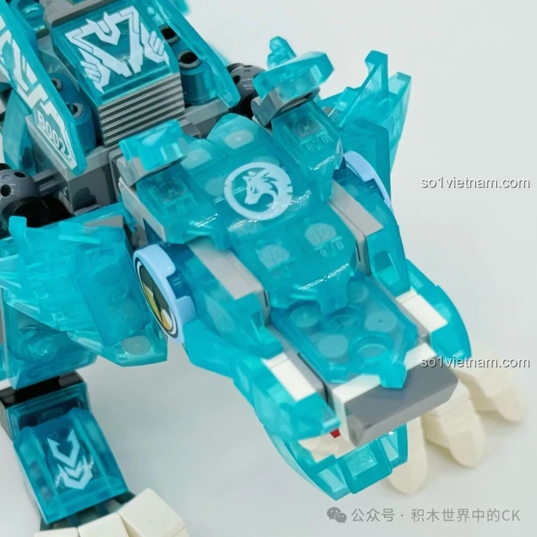 Chi tiết đầu và thân của mô hình Sói Băng Tuyết ZHEGAO 662000, với mắt to tròn và hàm răng sắc nhọn.