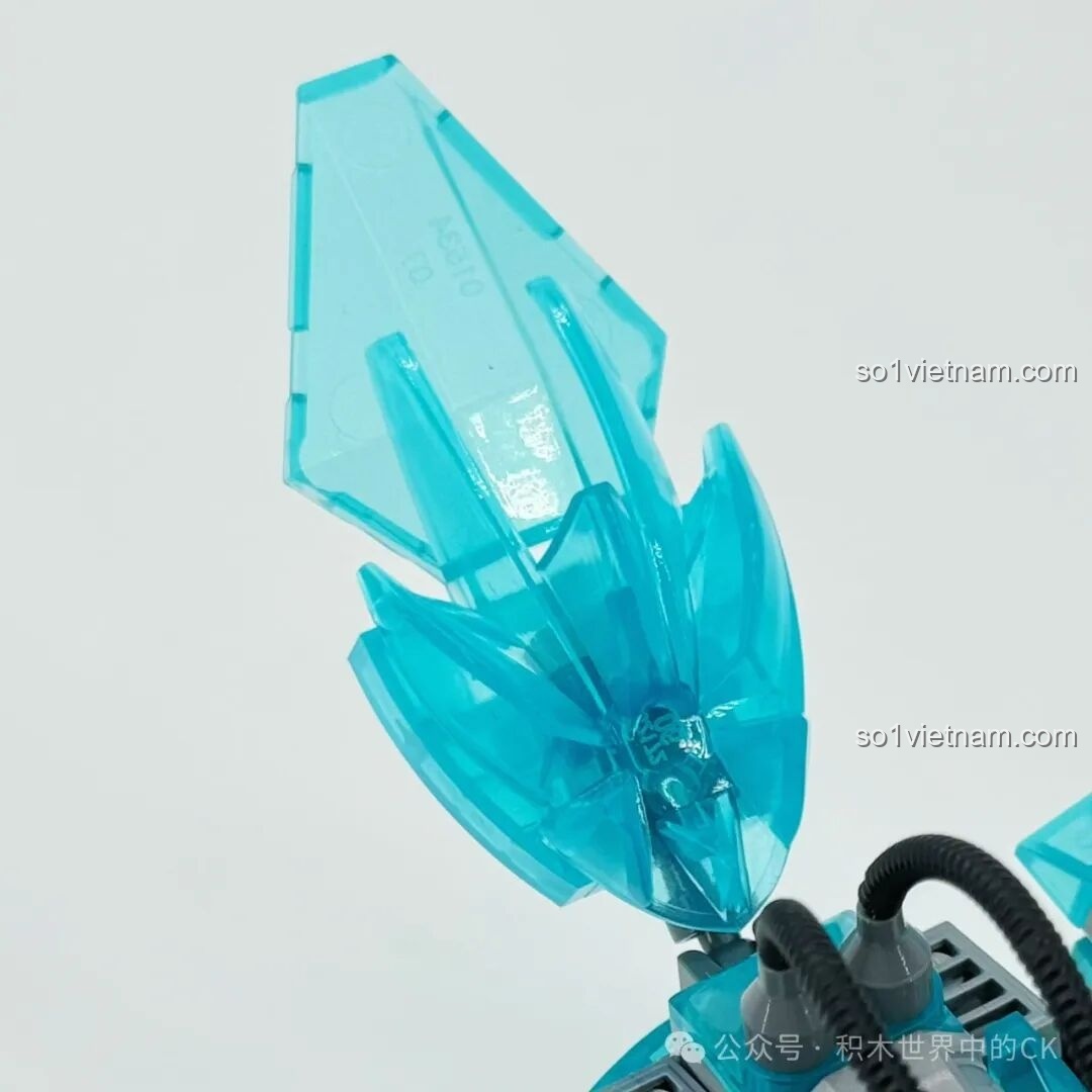 Chi tiết vây đuôi của mô hình Sói Băng Tuyết ZHEGAO 662000, các mảnh ghép trong suốt tạo hiệu ứng băng giá.