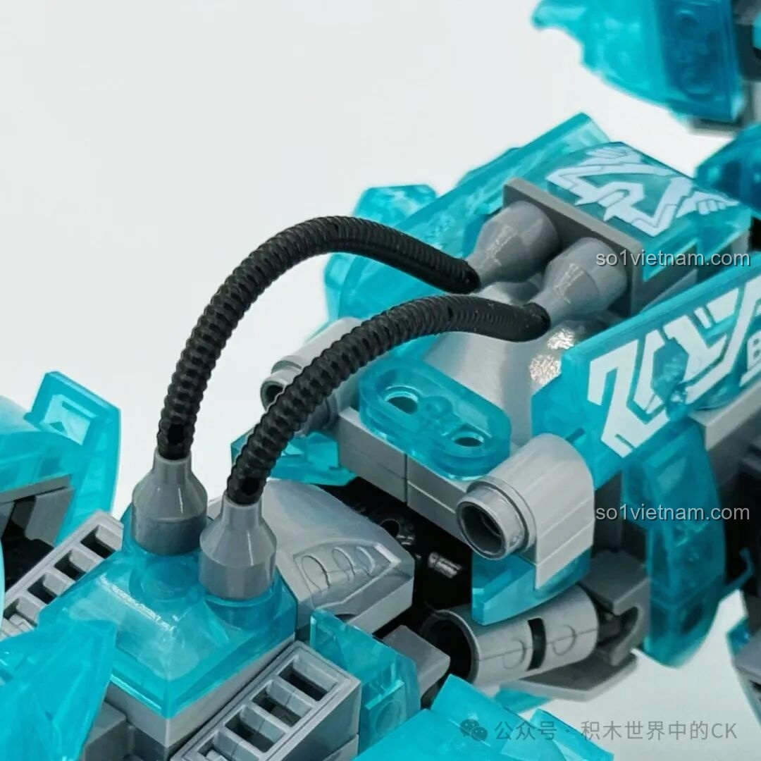 Chi tiết ống dẫn cơ khí trên lưng mô hình Sói Băng Tuyết ZHEGAO 662000, màu đen nổi bật trên nền xanh.