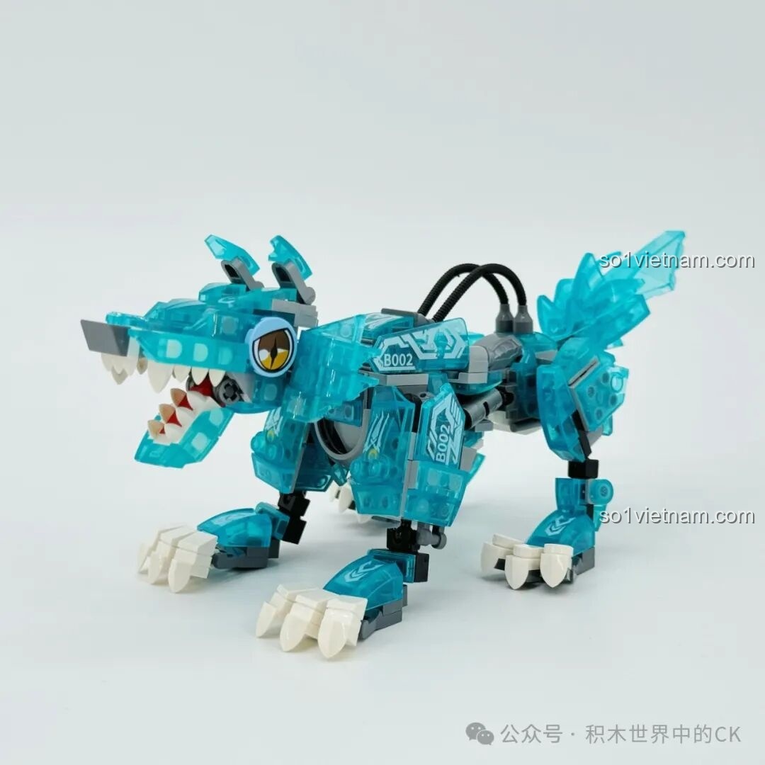 Mô hình Sói Băng Tuyết ZHEGAO 662000 đã lắp ráp hoàn chỉnh, màu xanh trong suốt, dáng đứng oai vệ.