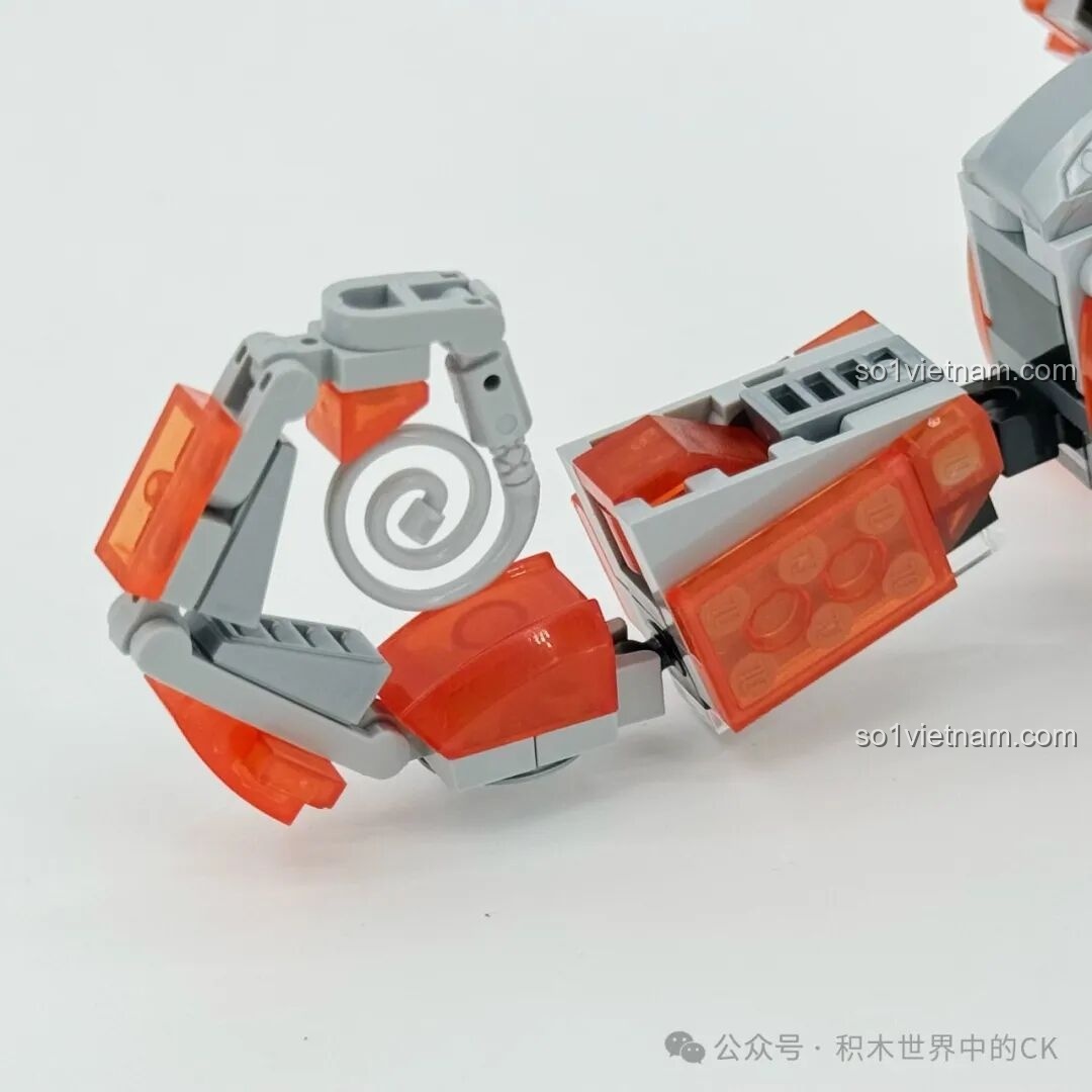 Chi tiết đuôi xoắn ốc của mô hình Thằn Lằn Lửa Tốc Độ ZHEGAO 662000, màu cam trong suốt.