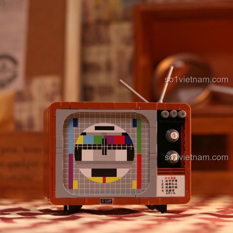 Poster quảng cáo 'Back to the 1990's' với mô hình Tivi CRT cổ Zhegao 662015.