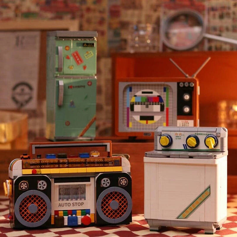 Toàn cảnh bộ lắp ghép Đài cassette Boombox và các đồ gia dụng retro khác của Zhegao, một món đồ chơi mô hình giá rẻ cho người thích decor vintage.