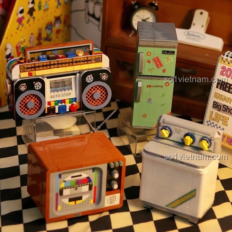 Bộ sưu tập đồ gia dụng vintage của Zhegao trưng bày trên bàn, bao gồm Tivi CRT cổ và Đài cassette Boombox, một bộ xếp hình độc đáo.