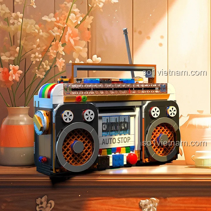 Cận cảnh đồ chơi mô hình Đài cassette Boombox Zhegao 662018, chi tiết sắc sảo, màu sắc hoài cổ, phù hợp cho bé trai và bé gái trên 6 tuổi.
