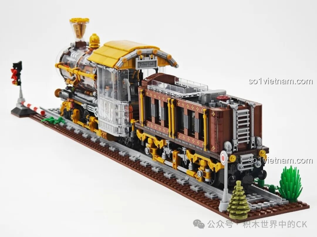 Góc nhìn từ phía sau của mô hình Tàu Hỏa Steampunk ZHEGAO 958016, tập trung vào chi tiết của toa chở than.