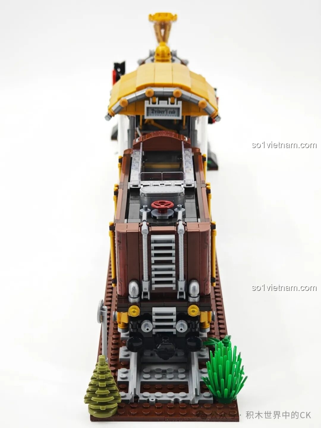 Ảnh chụp từ trên cao của mô hình Tàu Hỏa Steampunk ZHEGAO 958016, cho thấy thiết kế nóc tàu và toa xe.