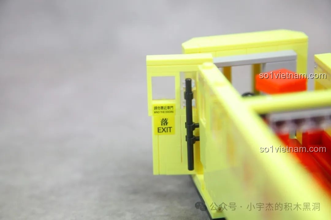 Chi tiết nội thất tầng dưới xe buýt