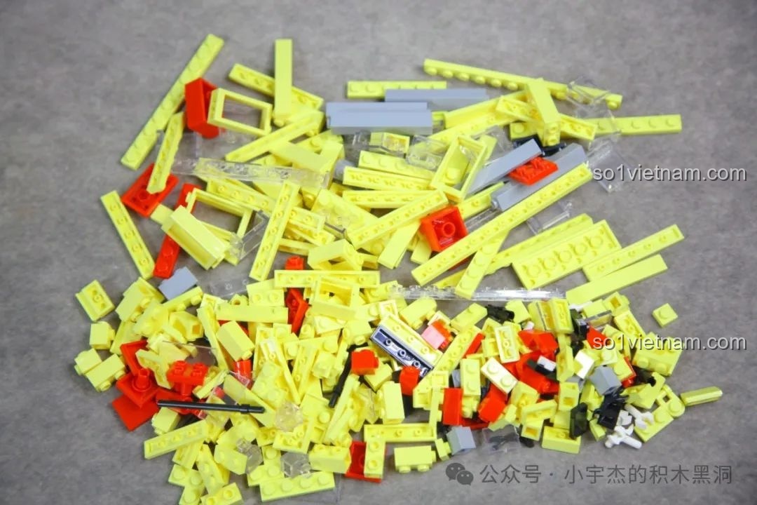 Cận cảnh các sticker dán trên xe buýt