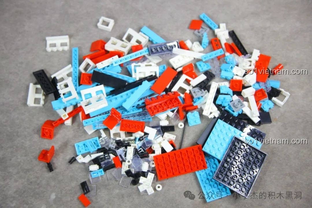 Phần mái xe buýt đang được lắp ráp