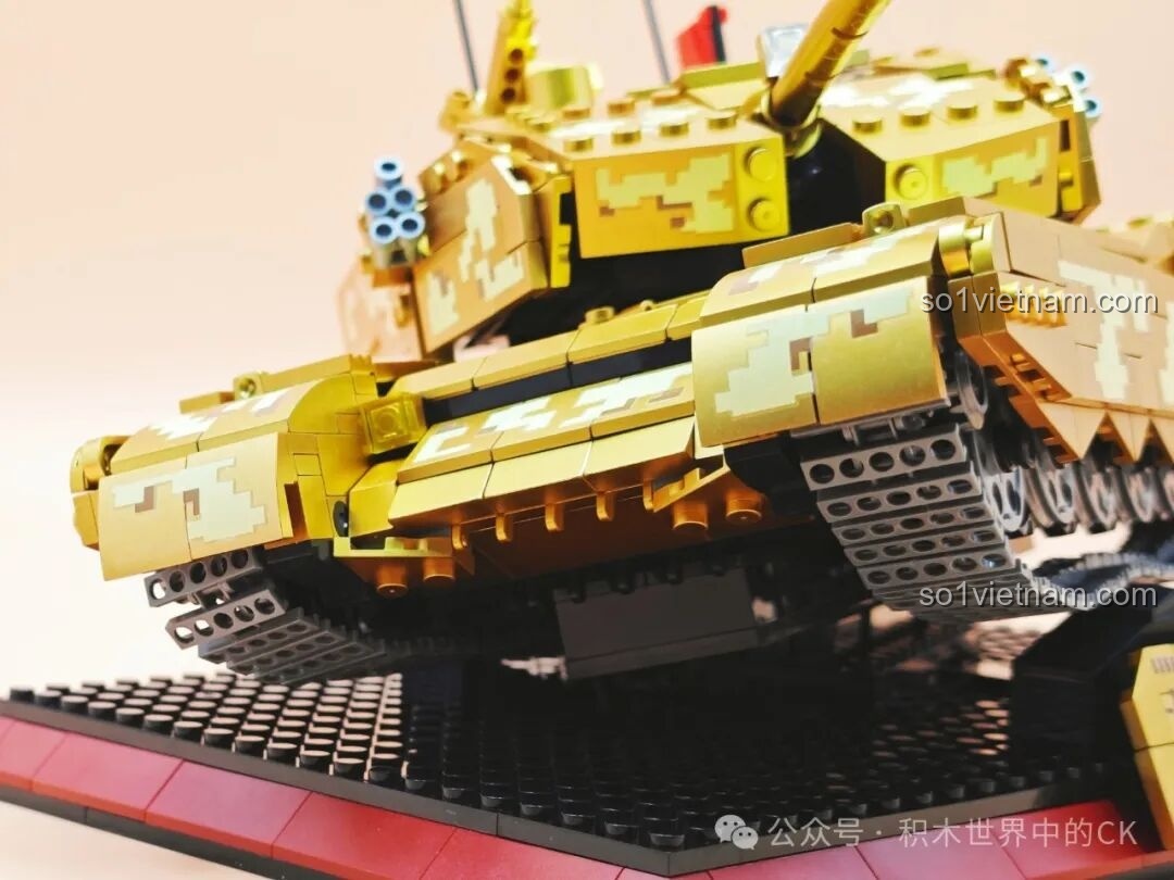 Cận cảnh phần bánh xích xe tăng 99A ZHEGAO GZ2008, cho thấy sự chắc chắn.