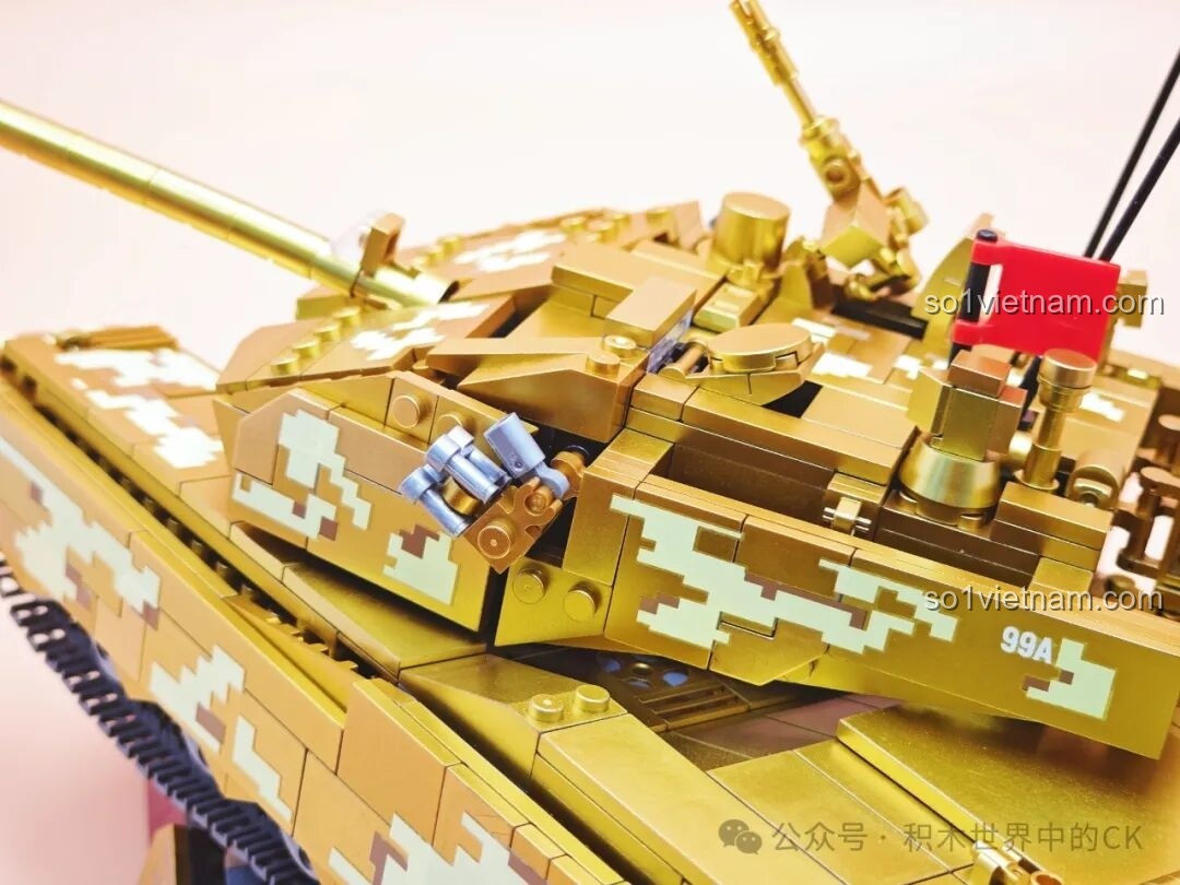 Cận cảnh phần đầu xe tăng 99A ZHEGAO GZ2008, nơi có cụm đèn và radar.