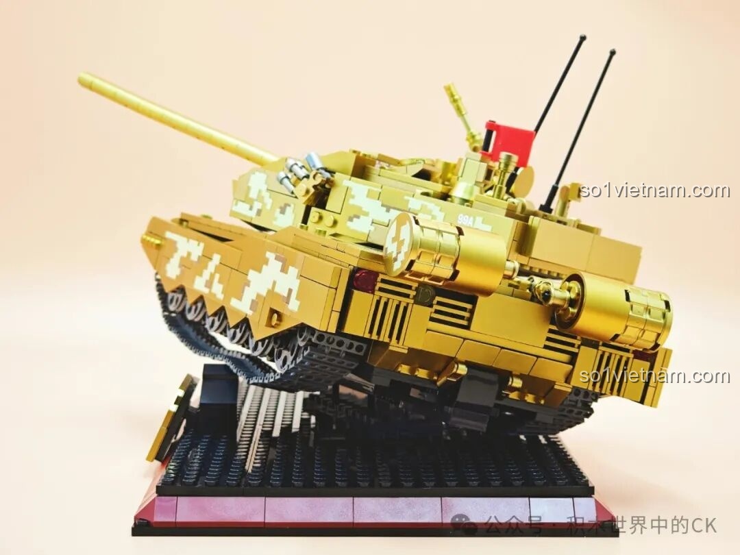 Cận cảnh phần đuôi xe tăng 99A ZHEGAO GZ2008 với các chi tiết động cơ và ống xả.