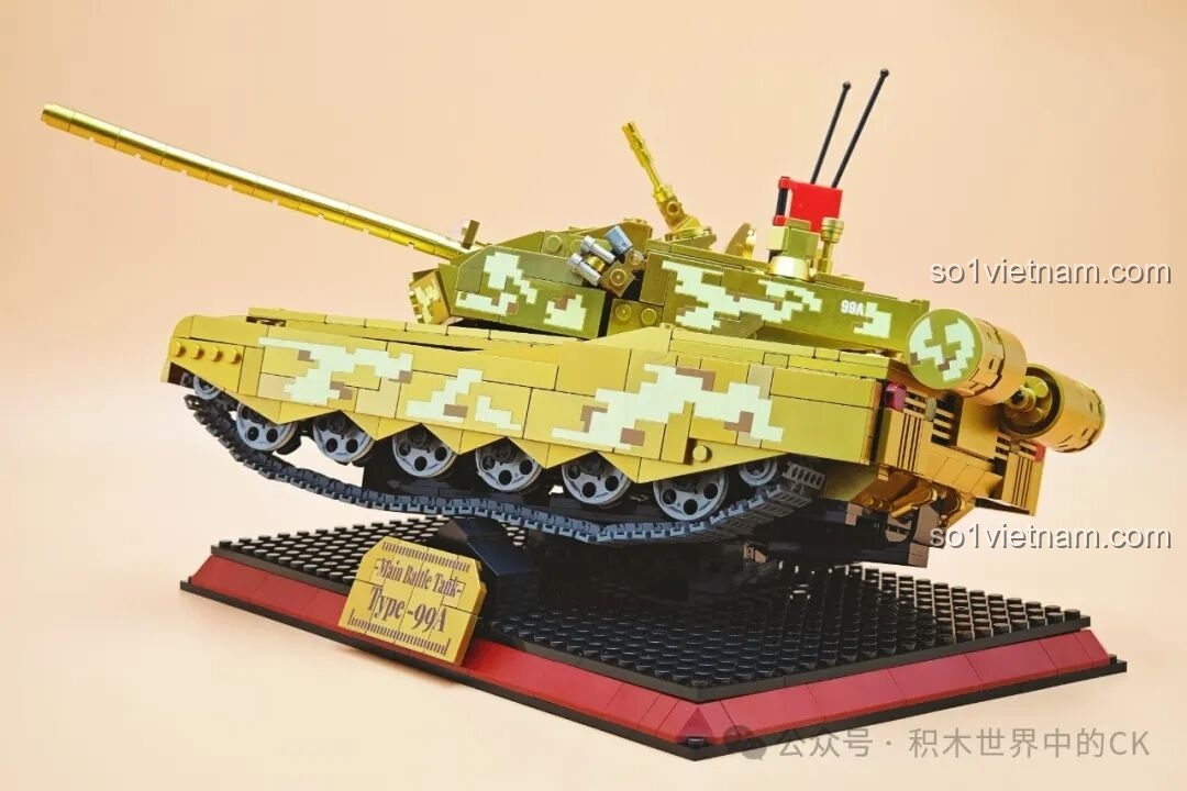 Góc nhìn từ bên hông xe tăng 99A ZHEGAO GZ2008, khoe trọn bộ bánh xích.