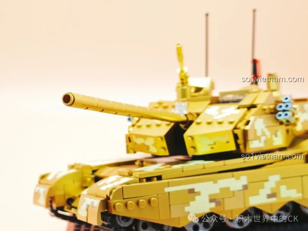 Góc chụp nghiêng của xe tăng 99A ZHEGAO GZ2008, tôn lên vẻ uy dũng.