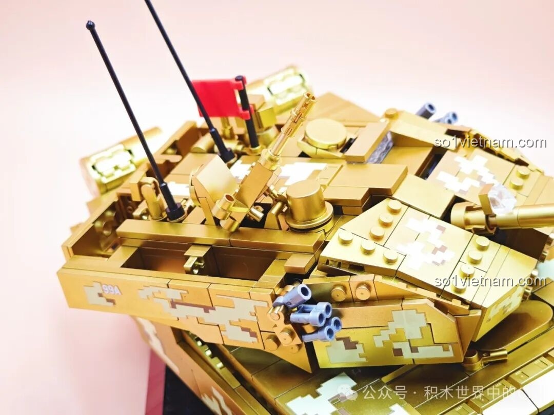 Góc nhìn từ phía sau xe tăng 99A ZHEGAO GZ2008, khoe các chi tiết phức tạp.