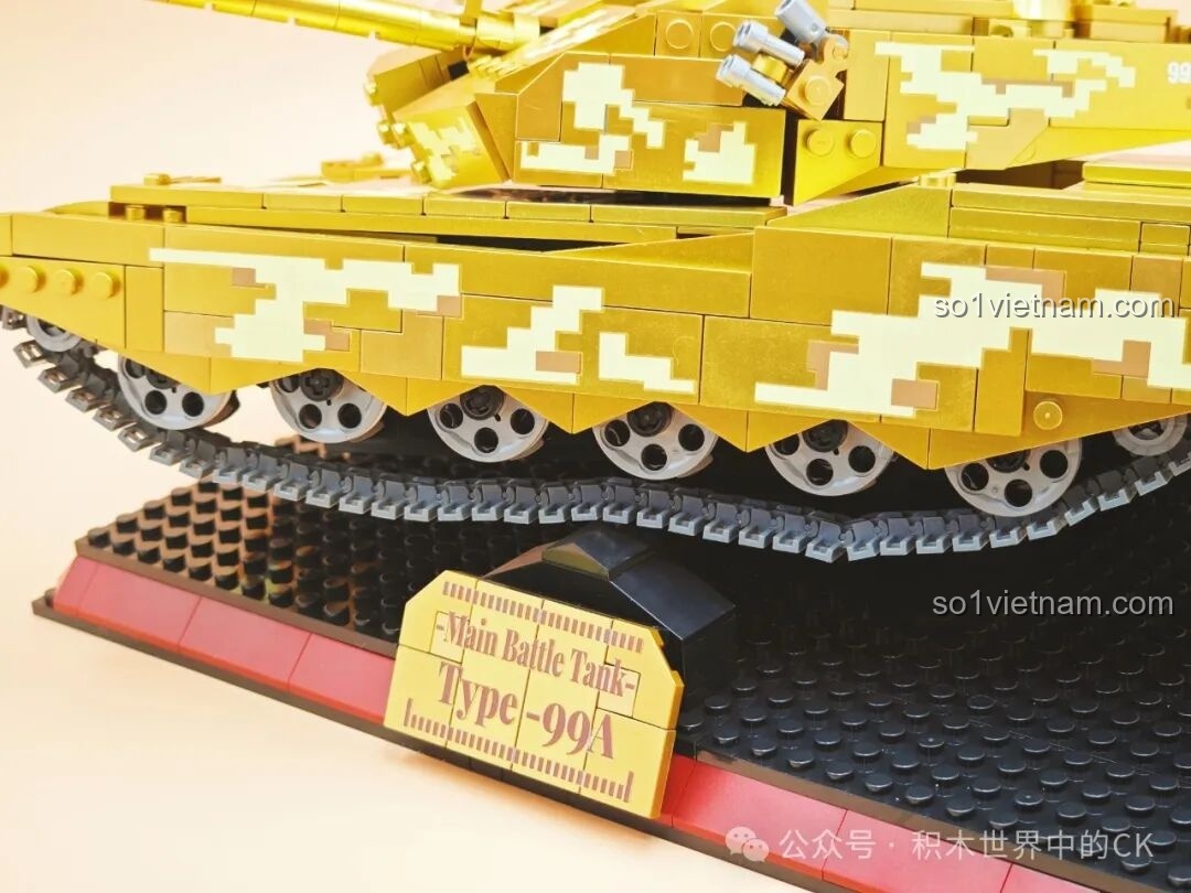 Họa tiết rằn ri vàng được ghép tỉ mỉ trên thân xe tăng 99A ZHEGAO GZ2008.