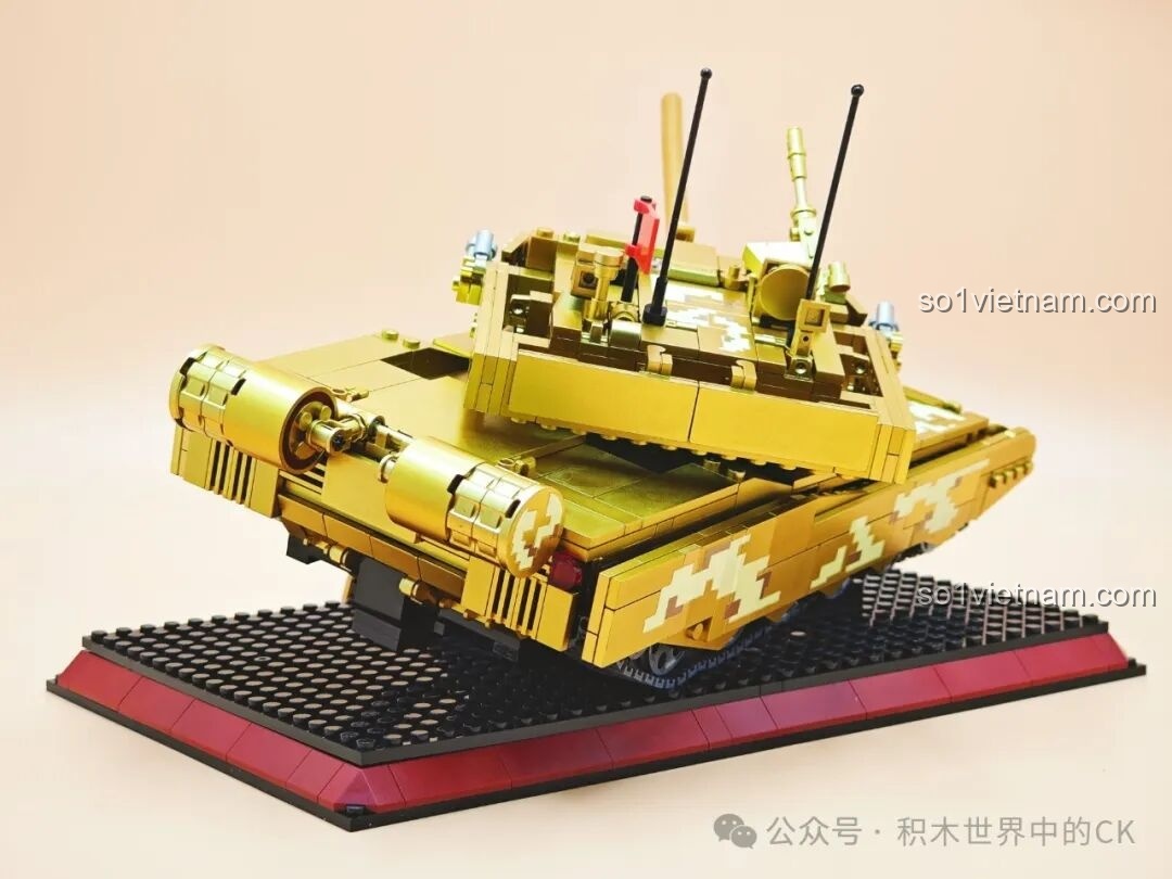 Mô hình xe tăng 99A ZHEGAO GZ2008 đặt trên bệ trưng bày.