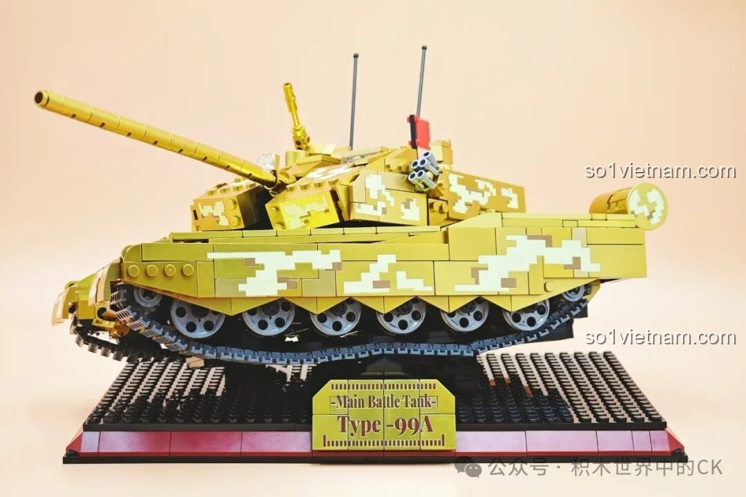 Phần thân xe tăng 99A ZHEGAO GZ2008 với họa tiết rằn ri vàng độc đáo.