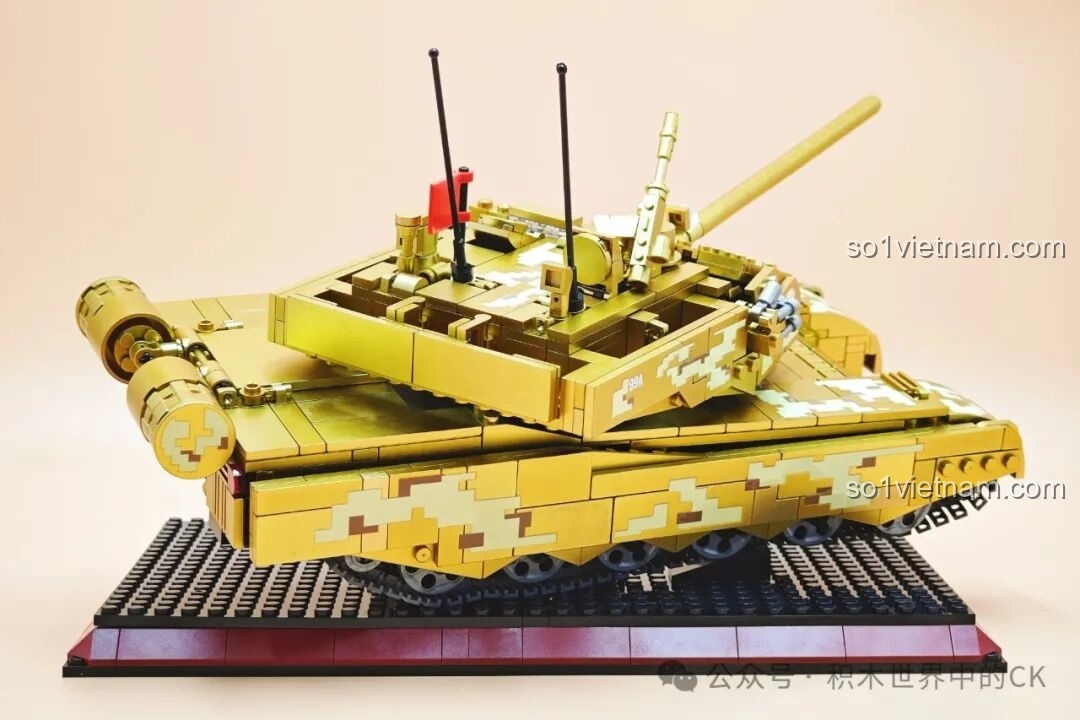 Toàn cảnh chiếc xe tăng 99A Vàng Hoàng Kim ZHEGAO GZ2008 trên bệ đỡ.