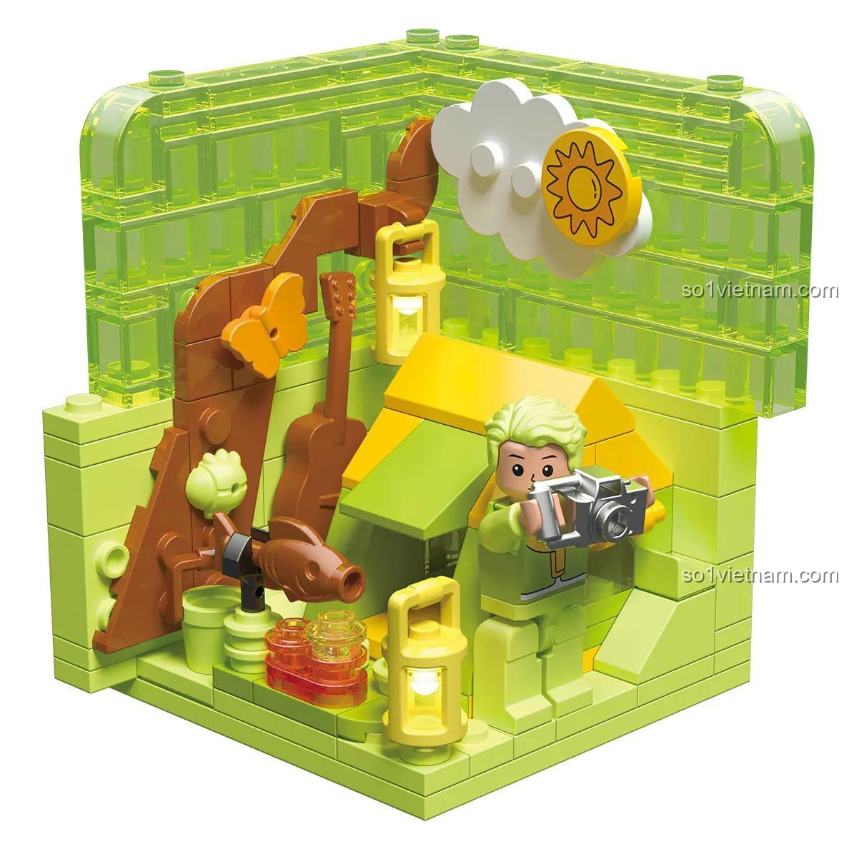 Mô hình cắm trại dã ngoại ZHEGAO GZ7093. Hộp màu xanh lá cây với cậu bé, lều, đàn guitar và máy ảnh. Đồ chơi mô hình giá rẻ.