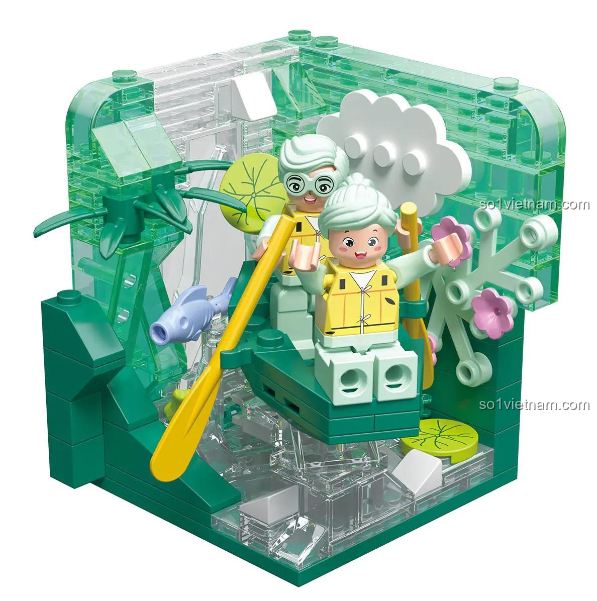 Bộ xếp hình GZ7093 cảnh cặp đôi lớn tuổi chèo thuyền. Hộp màu xanh lá trong suốt, thể hiện sự yên bình. Đồ chơi trang trí độc đáo.