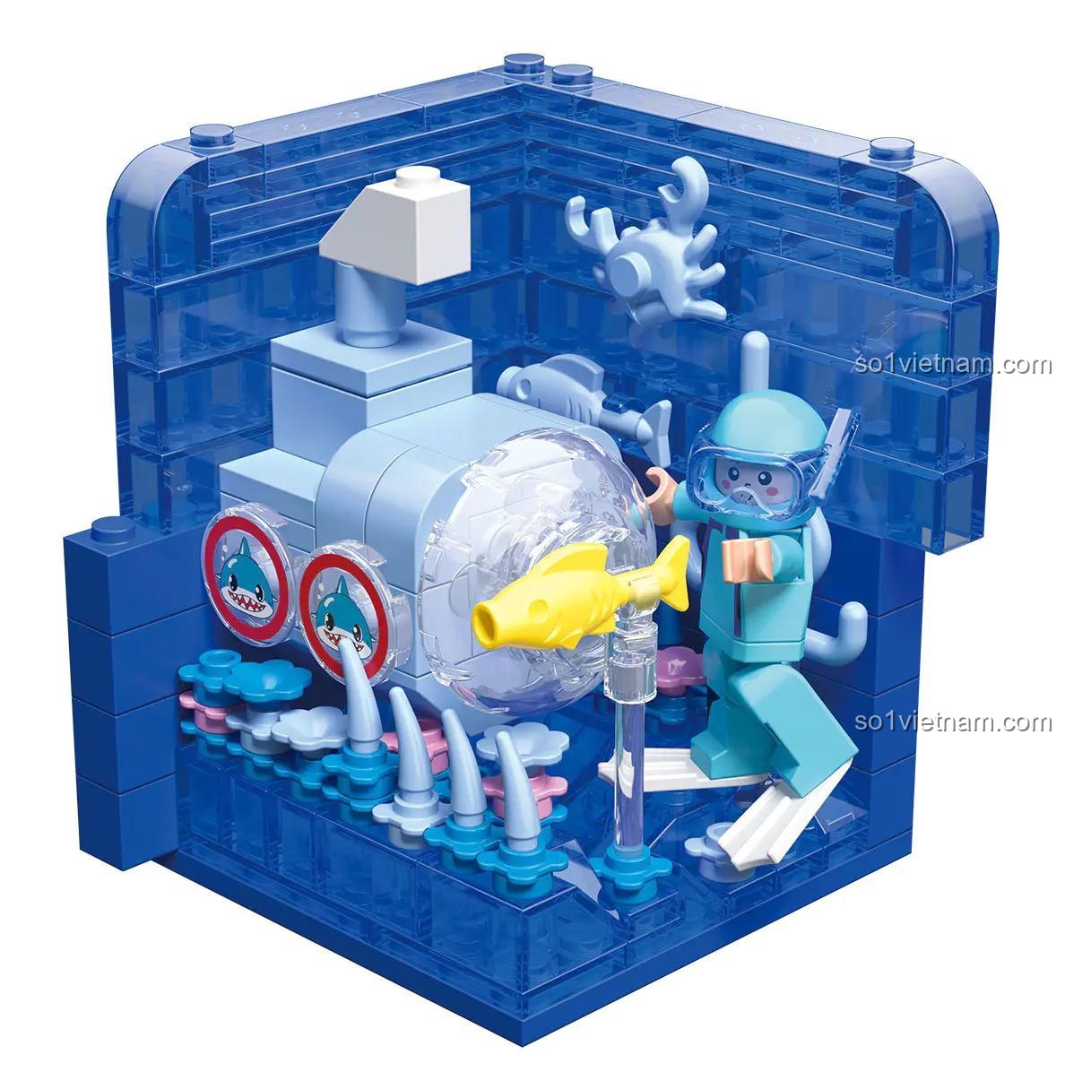 Chi tiết đồ chơi mô hình ZHEGAO GZ7093 cảnh lặn biển. Hộp màu xanh dương trong suốt với thợ lặn, tàu ngầm và sinh vật biển. Đồ chơi sáng tạo cho con gái.