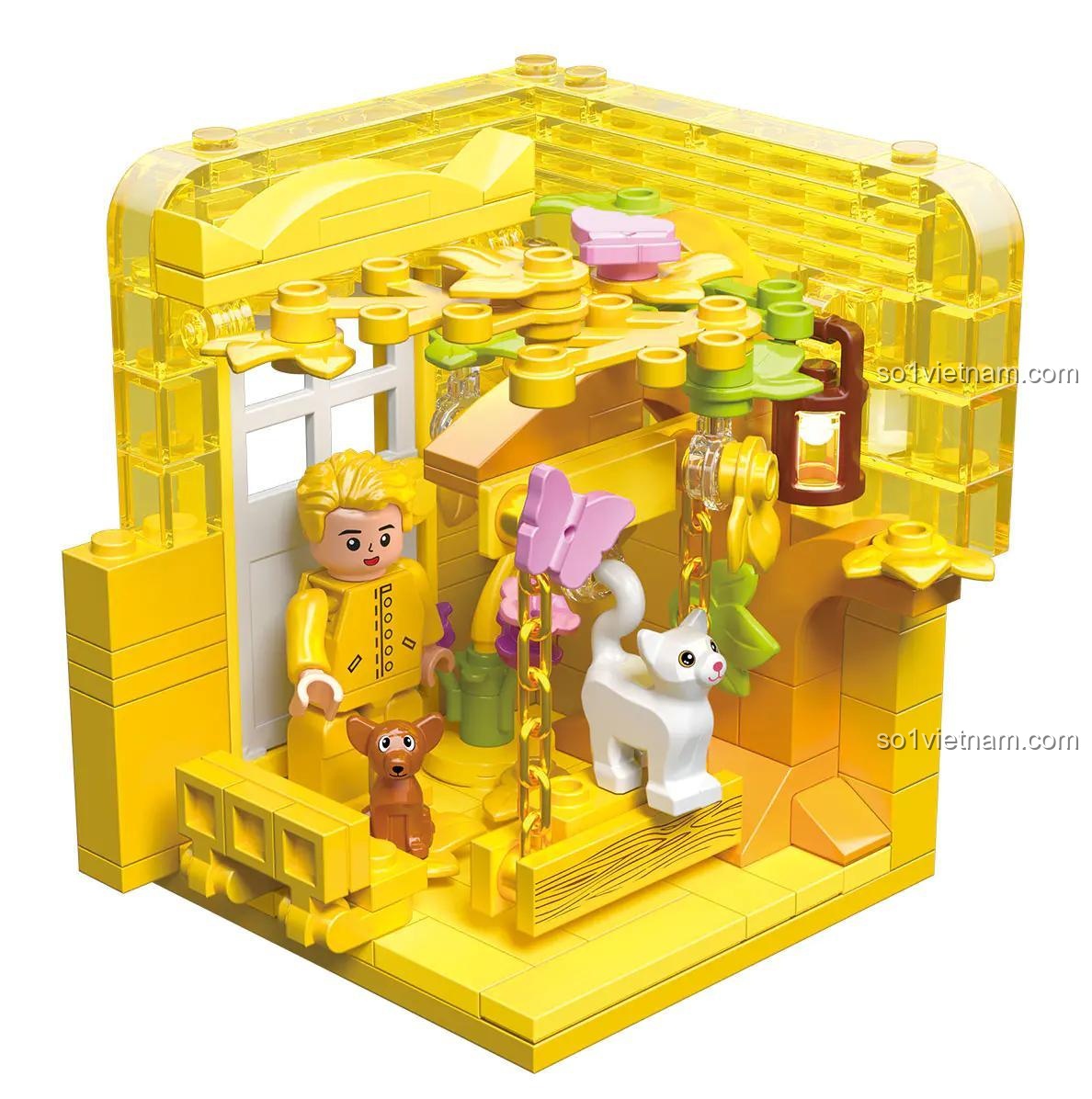 Mô hình sân vườn ZHEGAO GZ7093 với cô gái và thú cưng. Hộp màu vàng, có cây, xích đu và các chi tiết đáng yêu. Món quà giá tốt cho bé gái.