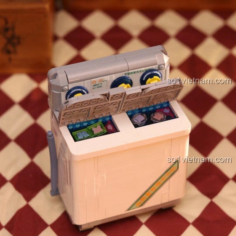 Đồ chơi mô hình Đài cassette Boombox Zhegao 662018 đặt trên bàn làm việc, một món đồ decor vintage độc đáo.