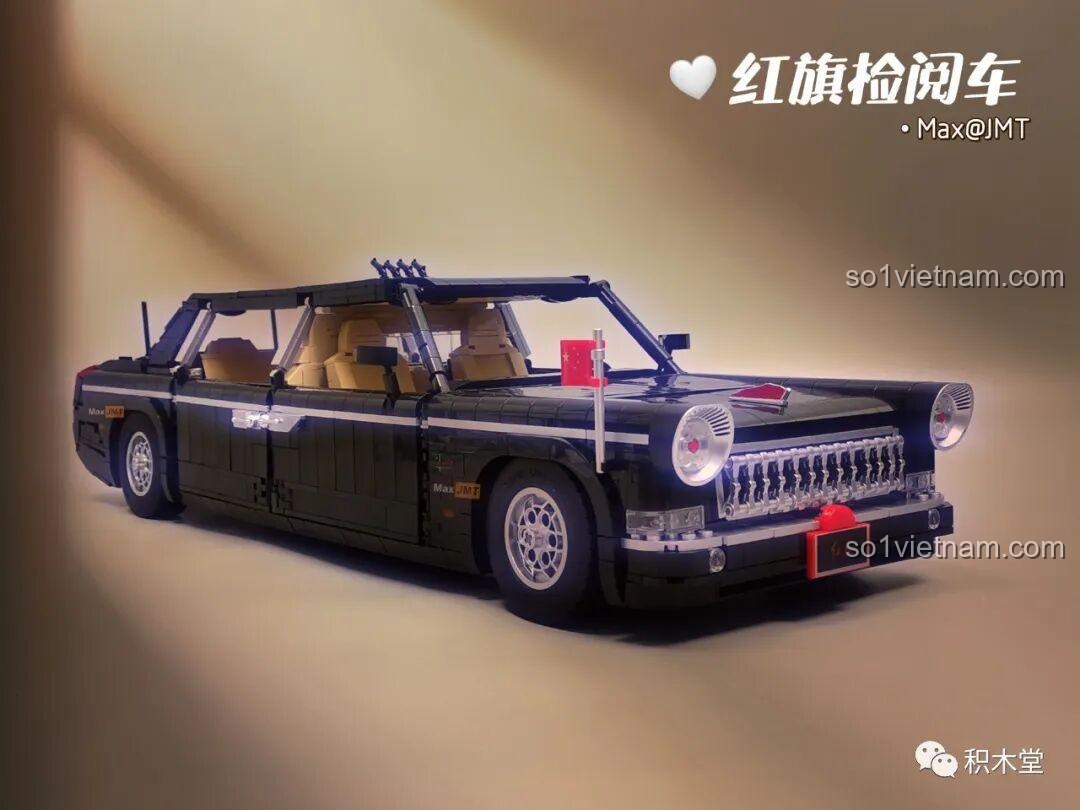 Góc nghiêng của mô hình Zhimeng Tree T5043 Xe Lễ Tân Hồng Kỳ, thể hiện chiều dài và các chi tiết bên hông xe.